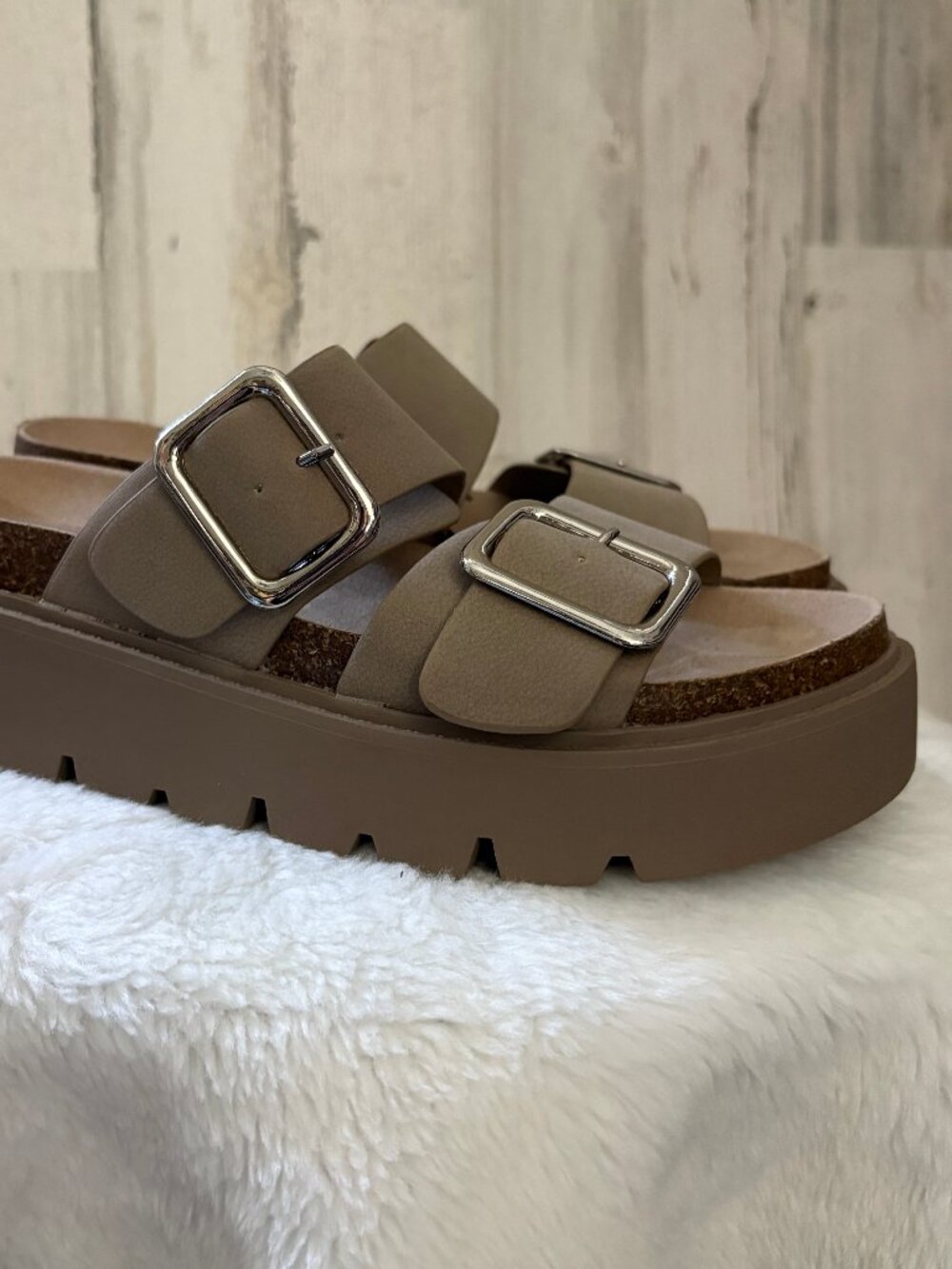 NWOT Seychelles Women’s Size 8.5 Taupe Double Buckle Platform Lug Sole Sandals
